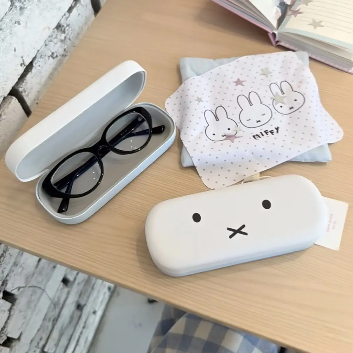 Cartoon Miffy Rabbit, süßes und niedliches kreatives Muster, für Herren und Damen, neue einfache Mode, tragbares magnetisches Brillenetui, Geschenk – Detail 4