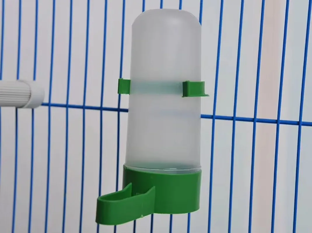 Bird Feeder Waterer Drinker Pet Clip Bird Feeder Parrot Pet Water Dispenser Agricultural Equipment (size:M/L) 1Pc