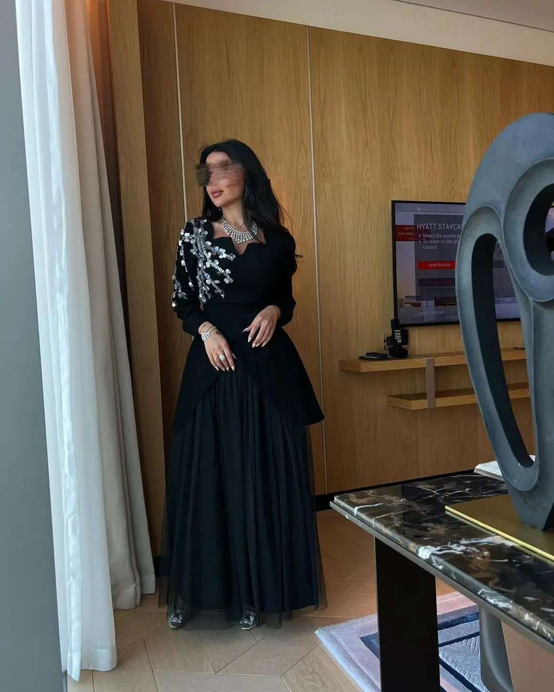 

Vintage Long Sleeves Evening Dresses Black Prom Dresses V Neck Sequined Beadings Pleated Floor Length Formal Party Dresses