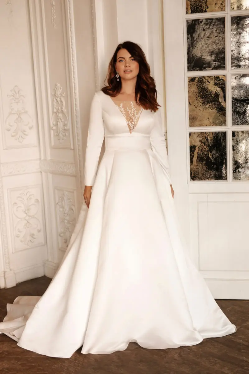 

Plus Size Wedding Dress Long Sleeves Aline For Women Lace Appliques V-Neck Customize To Measures Bridal Gowns Stunning 2024