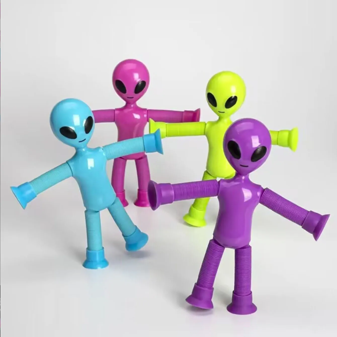 Tubo Pop Giallo. Giocattolo Di Plastica Sensoriale Antistress Su Sfondo Blu E Rosa Vetrino Ondulato Piano Orizzontale Spazio Image230971068