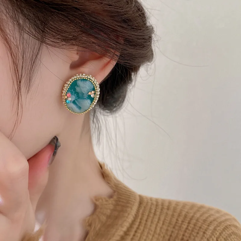 

French Retro Earrings Crystal Rhinestone Embossed Beauty Girl Head Popular Fashion Simple Female Statement Earrings Neon Jewelry