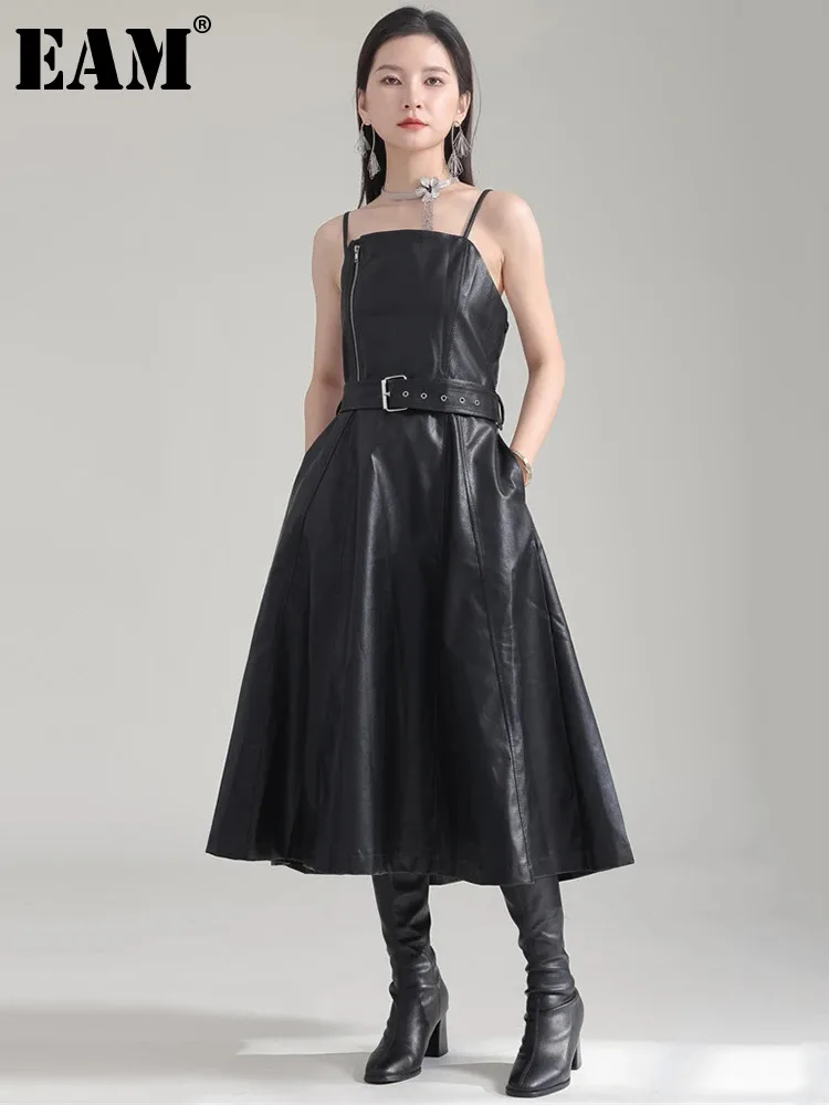 

Женское длинное платье-трапеция EAM, черное свободное платье из искусственной кожи с поясом и V-образным вырезом, весна-осень 2024