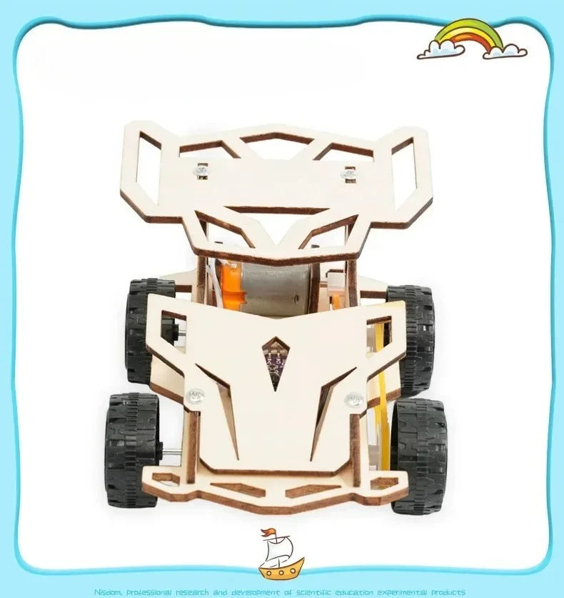 Uzaktan kumandasıyla birlikte tamamlanmış ahşap araba