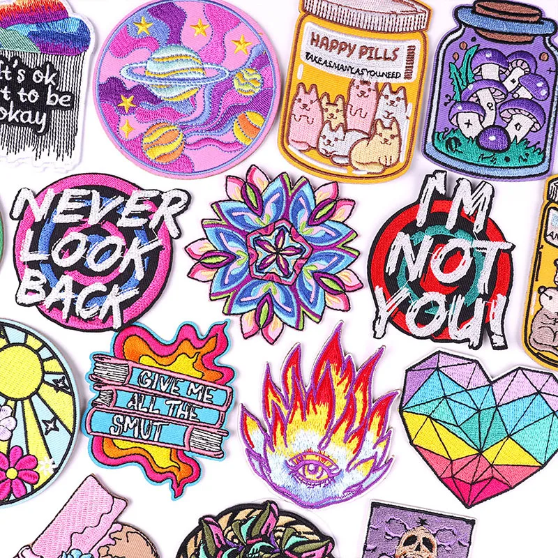 Cartone Animato/Datura Fiori Ricamo Patch Ferro Su Toppe Per Abbigliamento Toppe Termoadesive Sui Vestiti Patch Per Cucire Testo Fiamma