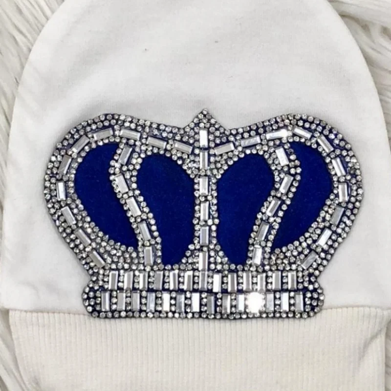 Strampler mit Füßen für Neugeborene 0-9 Monate, 4-teiliges Set, Weiß-Blau, Krone, Schleife, Prinz, Royal Boutique, Babyparty-Geschenk mit Mütze, Fäustlingen und Schuhen – Detail 5
