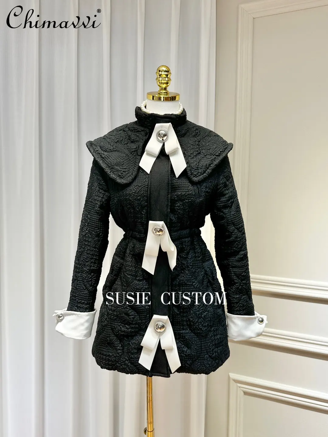 Fashion Detachable Large Lapel Black and White Contrast Color Bow Brooch Pleated Pattern Elastic and Waisted Cotton-Padded Coat