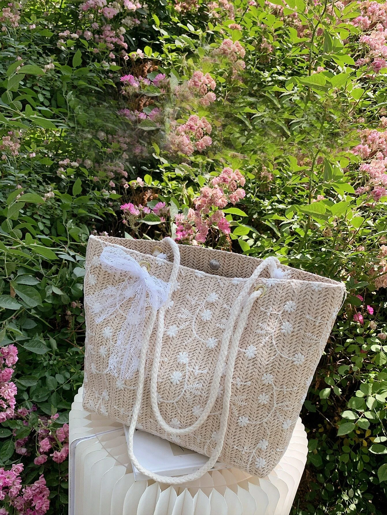 

Милая искусственная Цветочная вышивка с бантом, декоративная Соломенная Сумка-тоут для женщин, легкая модная сумка, вместительная сумка через плечо