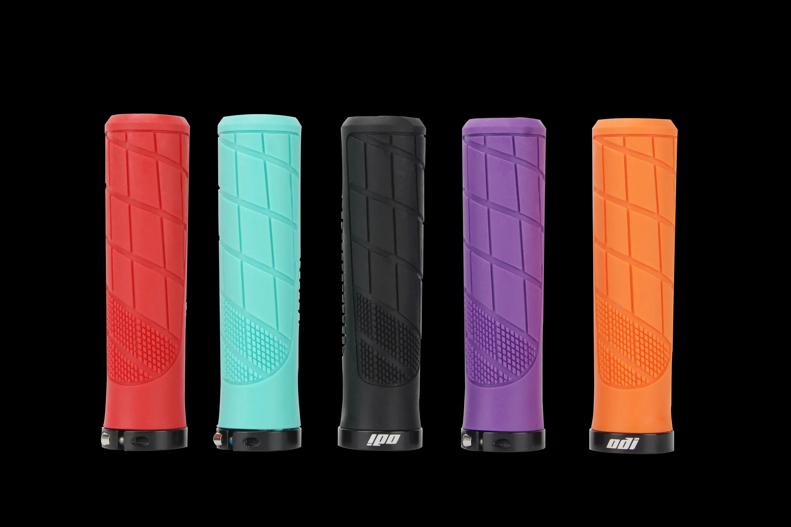 useita värivaihtoehtoja ohjaustangon kahvoille