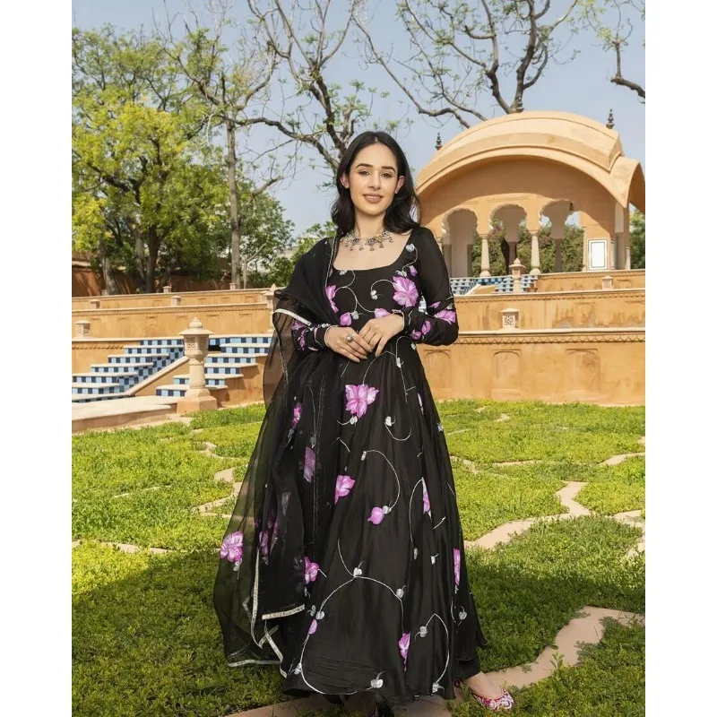 

Black Salwar Kameez Suit Long Sleeved Floral Decoration Indian Wedding Pakistani Dress