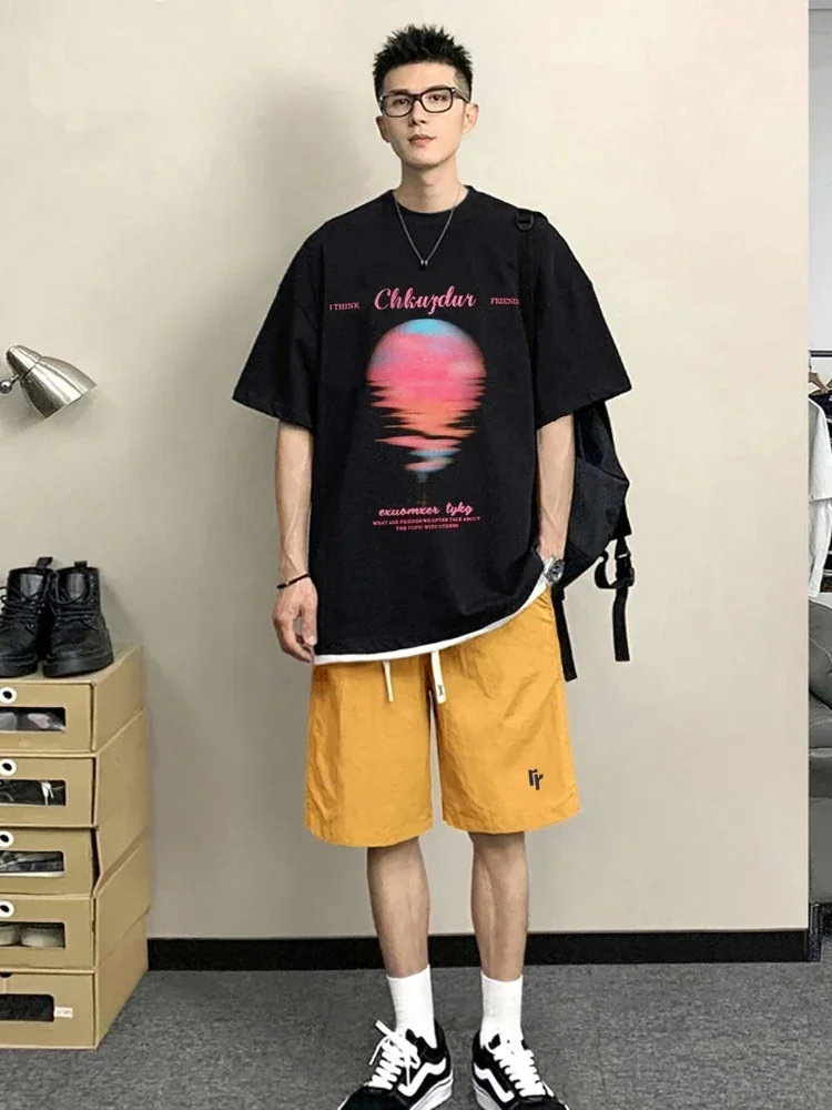 thumbnail image 1 of Conjunto de dos piezas de camiseta y pantalones cortos de algodón con estampado gráfico para hombre, estilo coreano 2024, ajuste regular, atuendo básico, 1 of 5