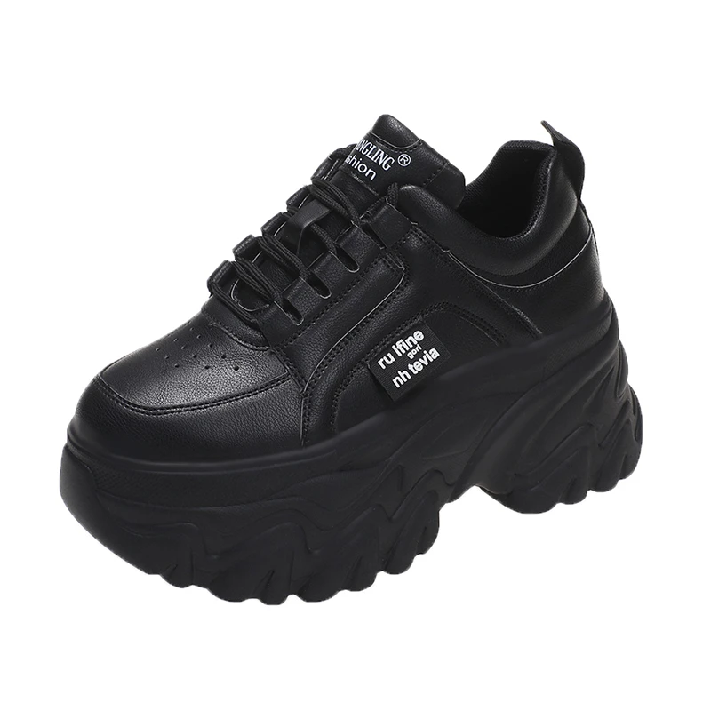Zapatillas de plataforma Buffalo London en color negro de piel.
