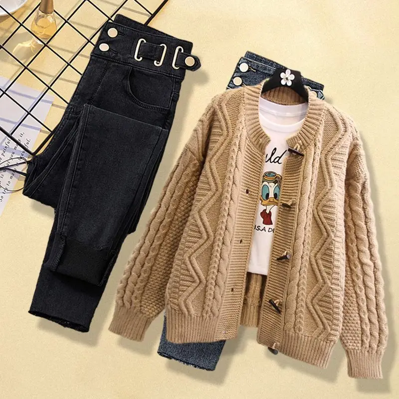 Oversized Women's Autumn and Winter New 2023 Fashion Wear with Korean High-end Knitted Cardigan Jeans Two-piece Set