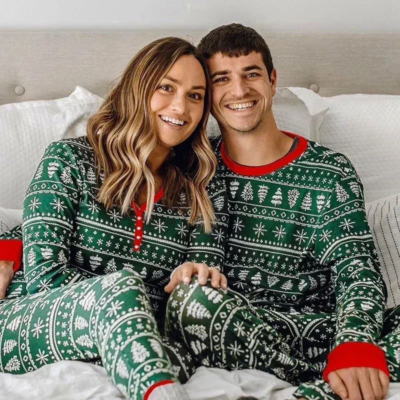 thumbnail image 3 of Conjunto de pijamas a juego para mamá, papá y niños para Navidad 2024, traje de 2 piezas con estampado integral, mameluco para bebé, ropa de dormir suave, conjuntos de apariencia familiar, 3 of 5