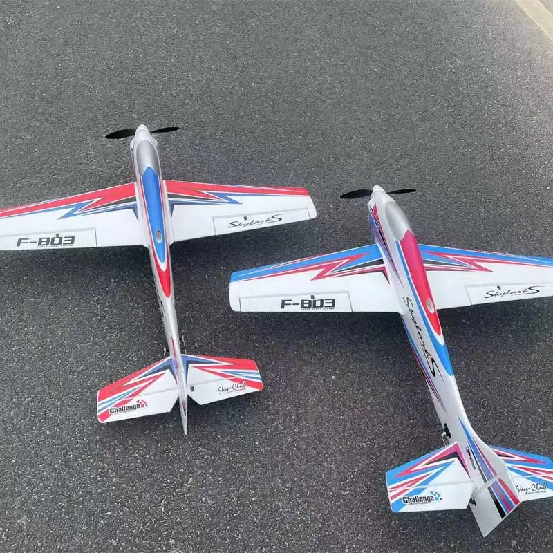 Détail du cockpit et des ailes de l'avion RC KIT rouge, modèle pour débutants et experts