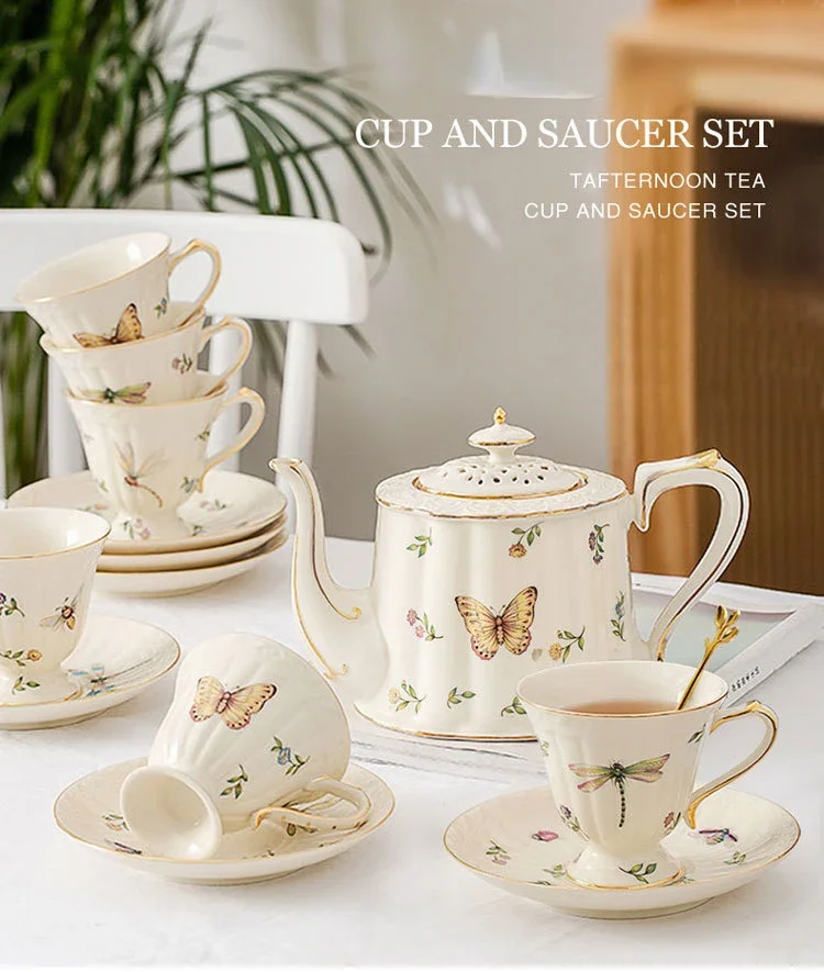 Tasses à café et assiettes élégantes