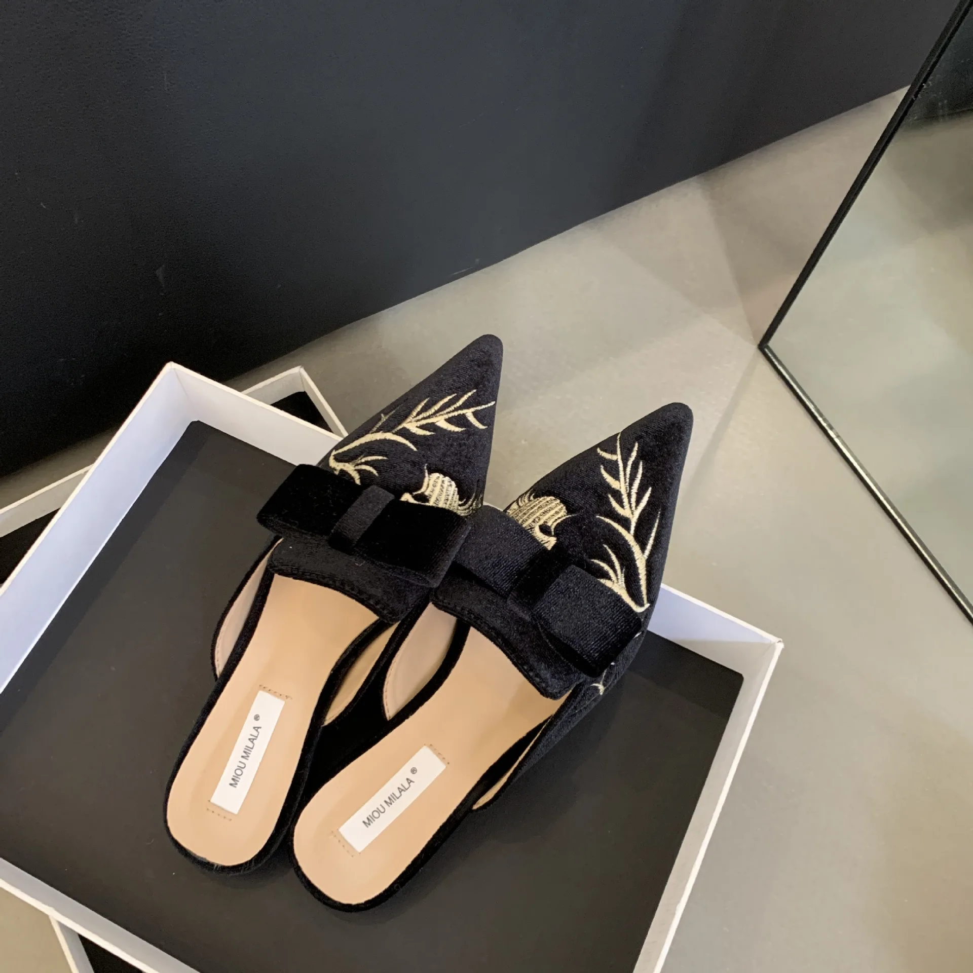 

Шлепанцы женские с острым носком, на квадратном каблуке, с цветочной вышивкой