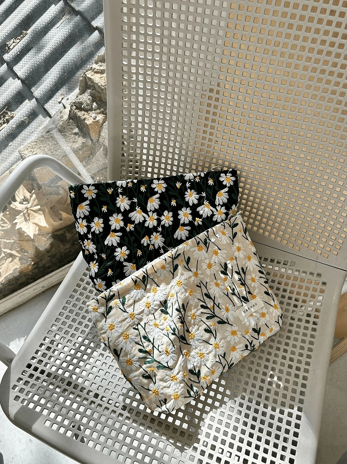 Embroidered Daisy Flower Floral Cosmetic Bag Portable Travel Bag Carry On Makeup Bag Skin Care Bag Toilet Bag Gift Box Women 2