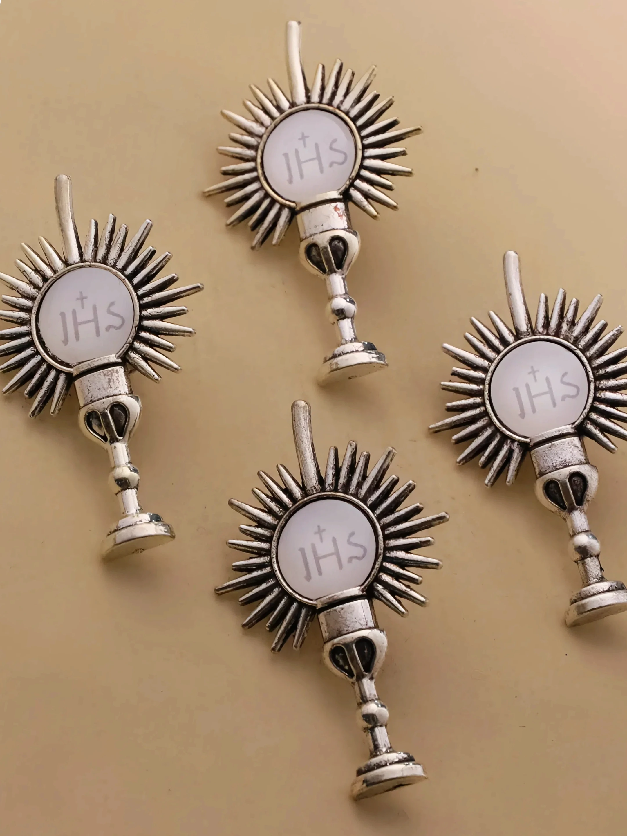 Diyalo 5 Teile/los Religiöse Heilige Kommunion JHS Christogramm Heilige Eucharistie Kelch Pins Broschen Schmuck Sacraments Taufe Geschenke