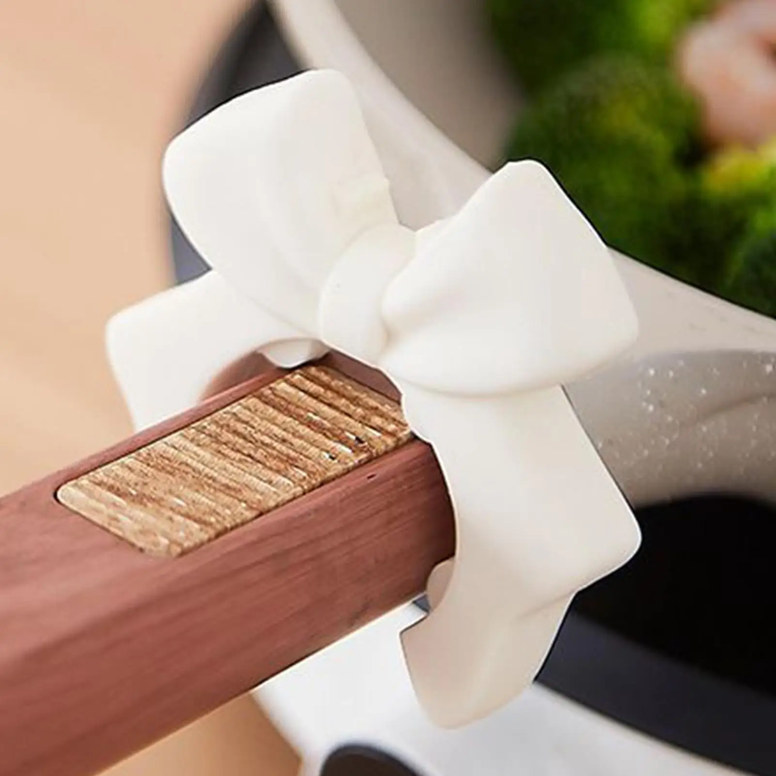 Bow Silicone Spatula Rack Silicone Utensil Holder Heat-Resistant Space-Saving Bowknot Ladle Rest for Pot Non-Slip Kitchen Gadget