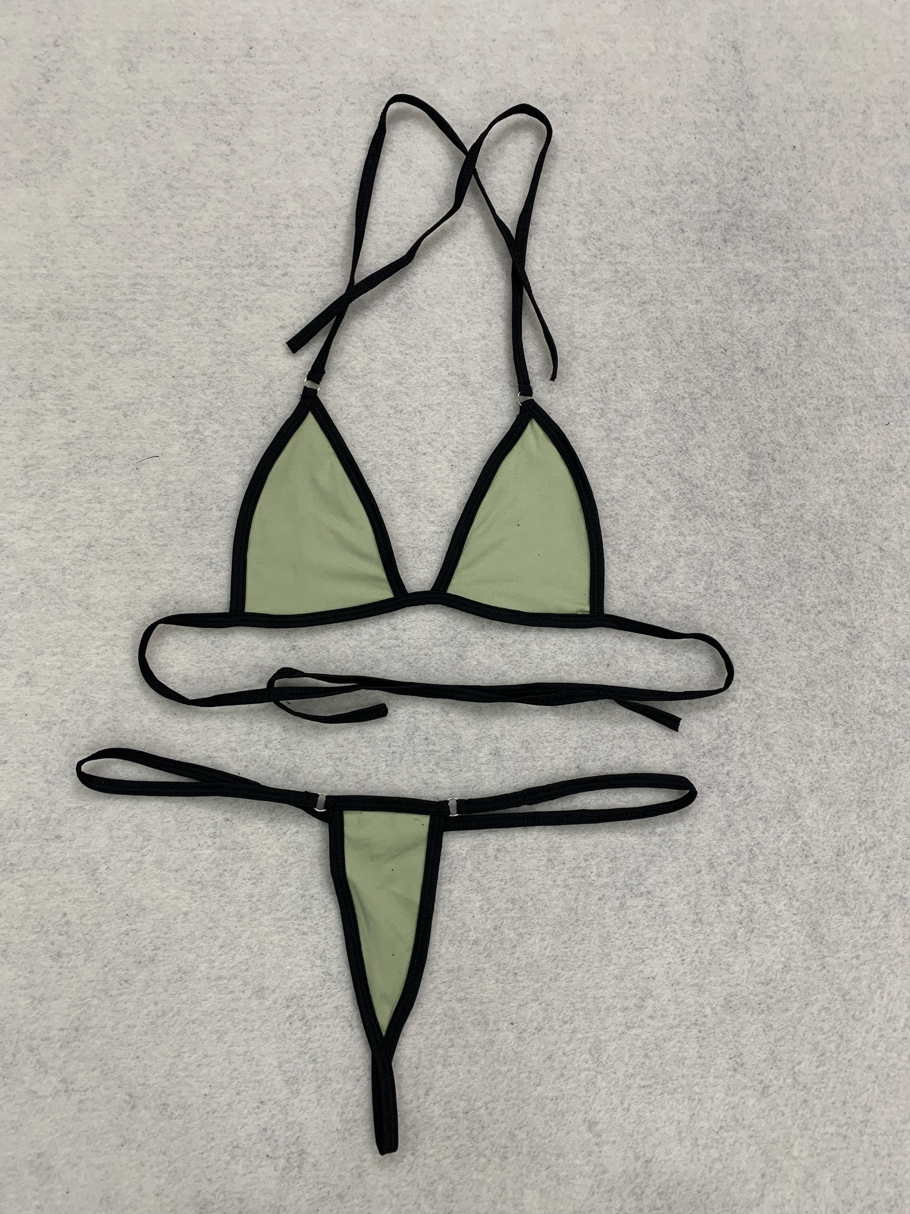 Salbeigrüner Bikini mit schwarzem Rand, Neckholder-Dreieck-Bikini-Set, minimalistische Kontrastbordüren, sexy Strand-Badeanzug