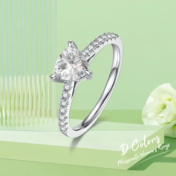 Anillo clásico de moissanita triangular con microincrustaciones 2