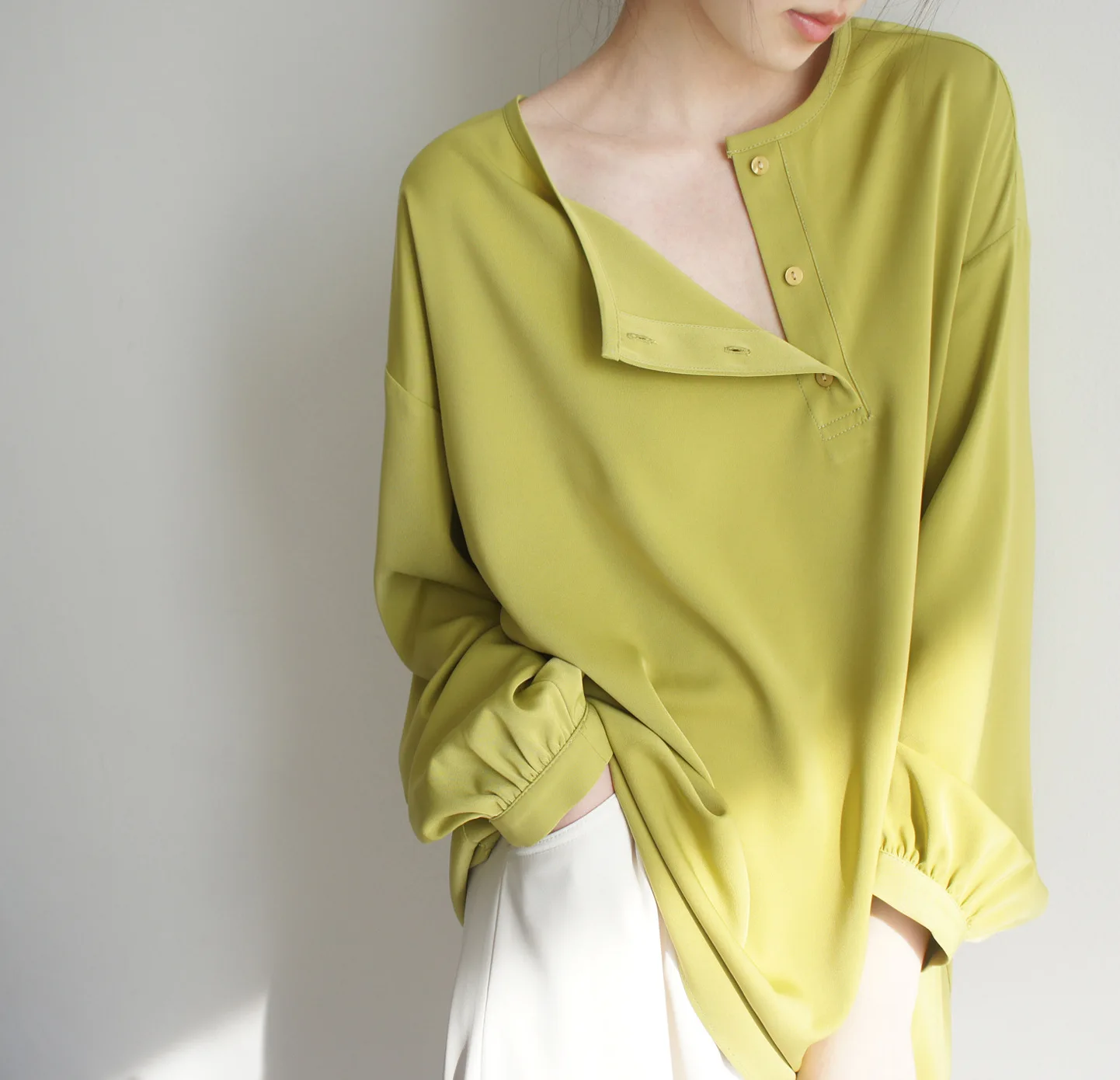 

Avocado Green oblique placket long sleeve asymmetric pullover shirt loose lazy white female parent casual shirt