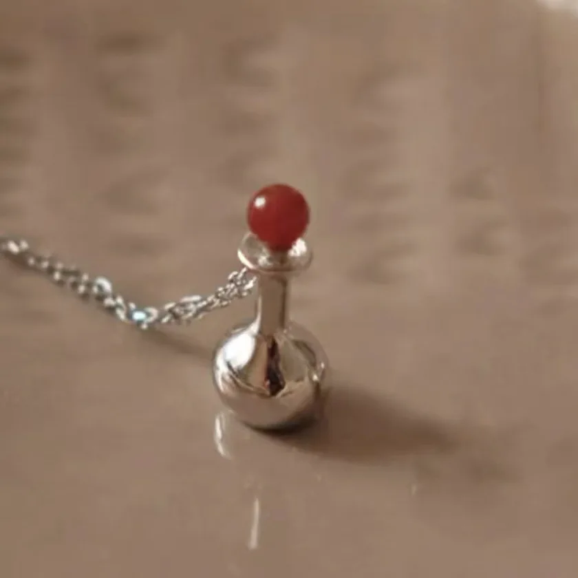 

Привлекательное элегантное ювелирное изделие с крышкой из искусственного рубина в виде флакона духов ведьмы, женское универсальное повседневное ожерелье с подвеской, аксессуары