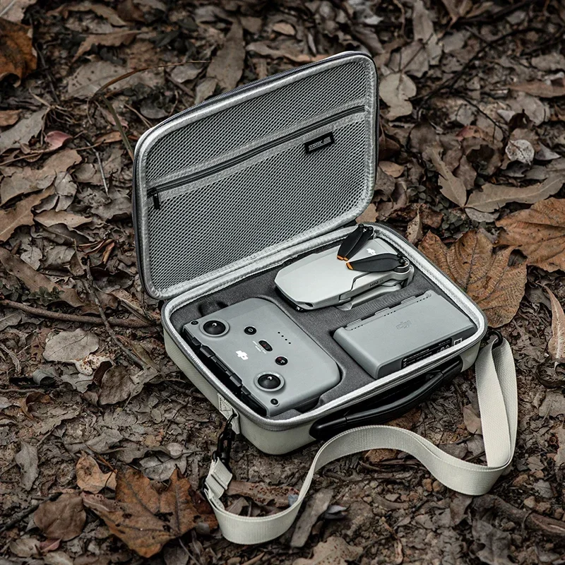 Sac ouvert montrant le compartiment intérieur rembourré pour DJI Mini 4K, Mini 2 et Mini 2 SE, avec accessoires rangés.