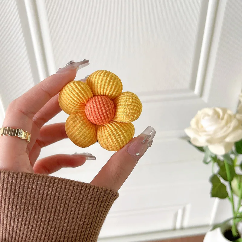Floral Knitted Finger Grip Phone Holder – Stylish Desktop Stand