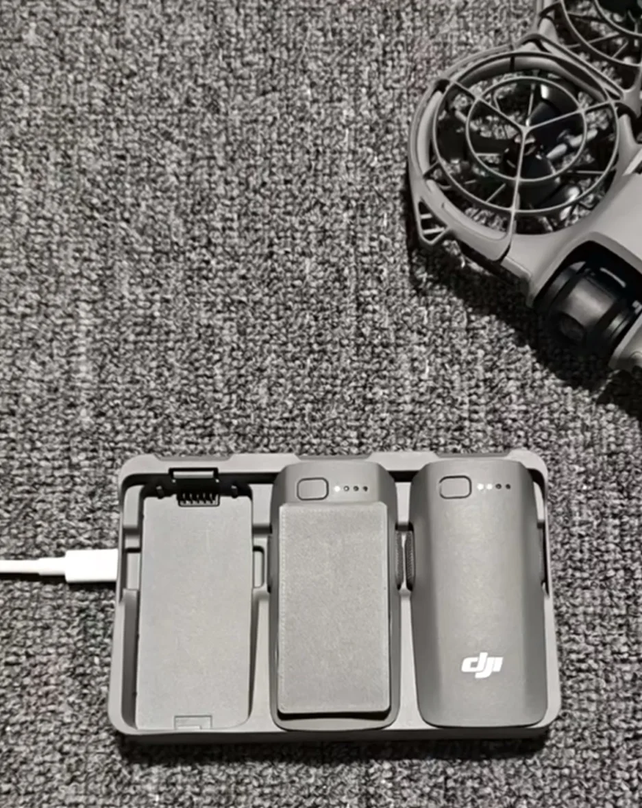Batterie haute capacité 3300mAh pour DJI NEO2 insérée dans le drone, prête à voler.