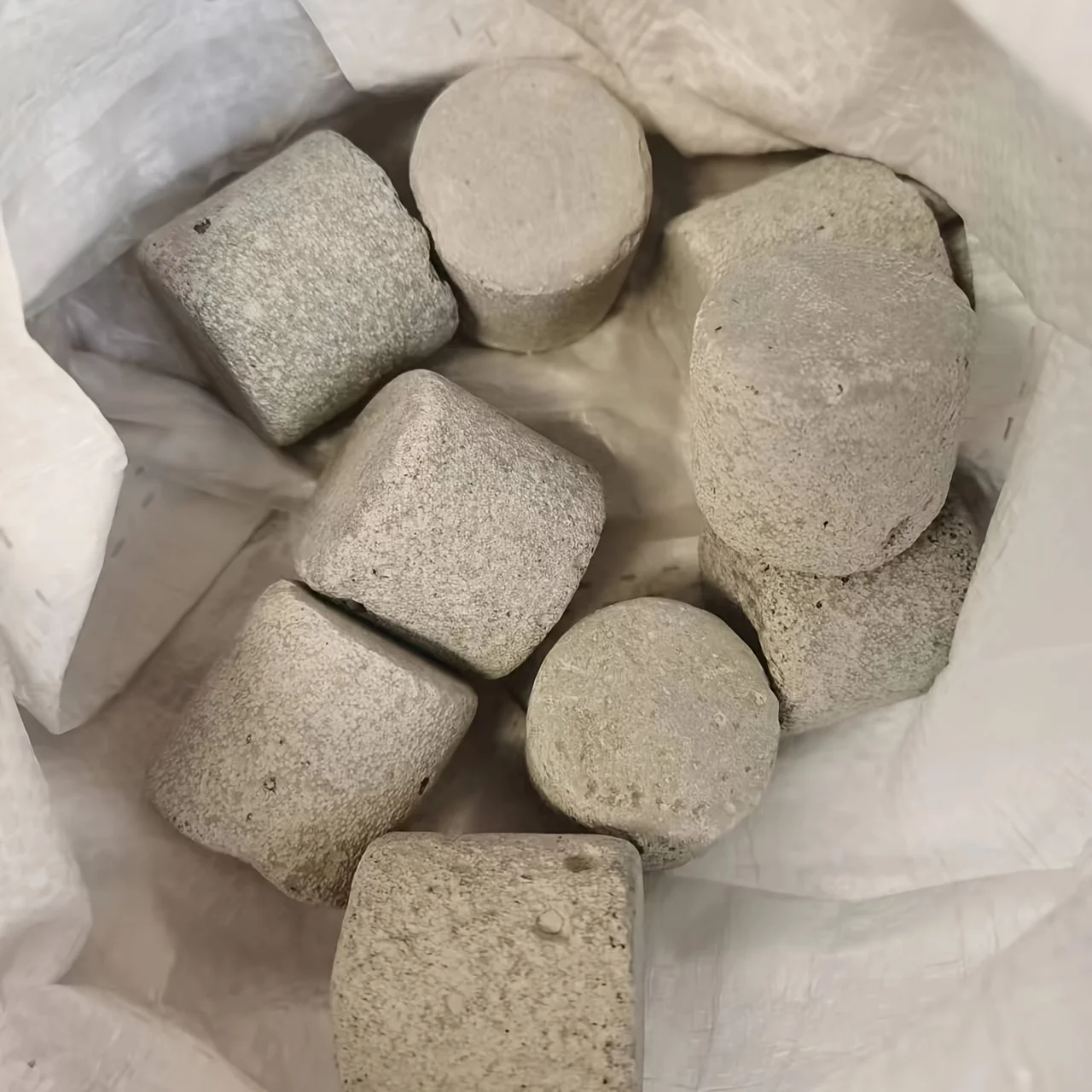 500g artificial pumice jeans stir fried with snowflakes, worn with water, and pumice good wear resistance