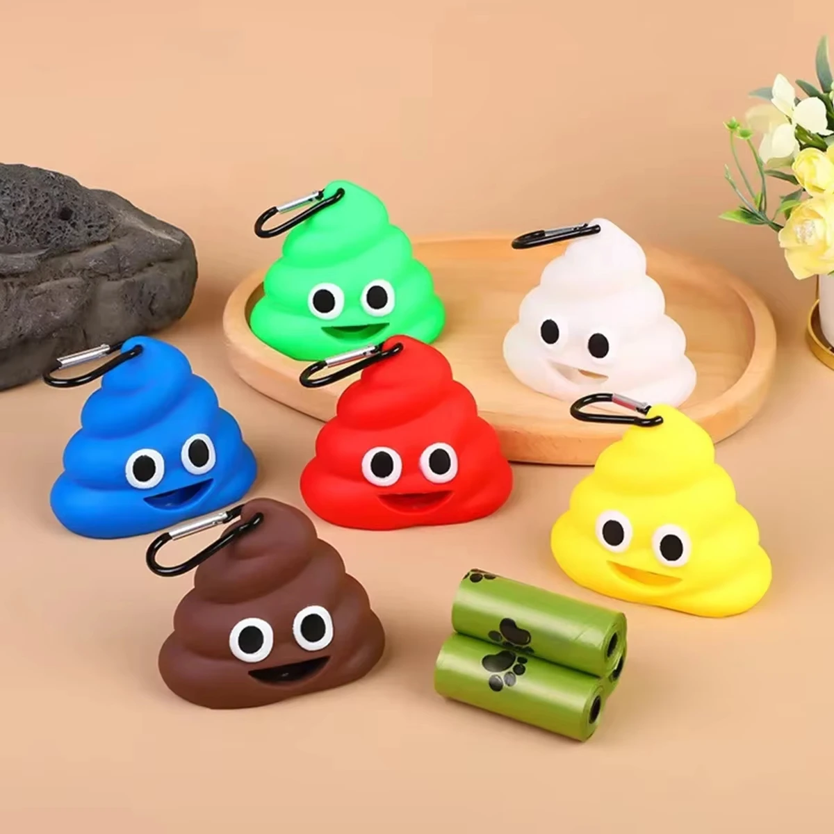Dispenser per sacchetti igienici per animali domestici con design a forma di cacca, leggero, in silicone, con clip, per cani e gatti, per passeggiate, escursioni e pulizia domestica. - immagine 5
