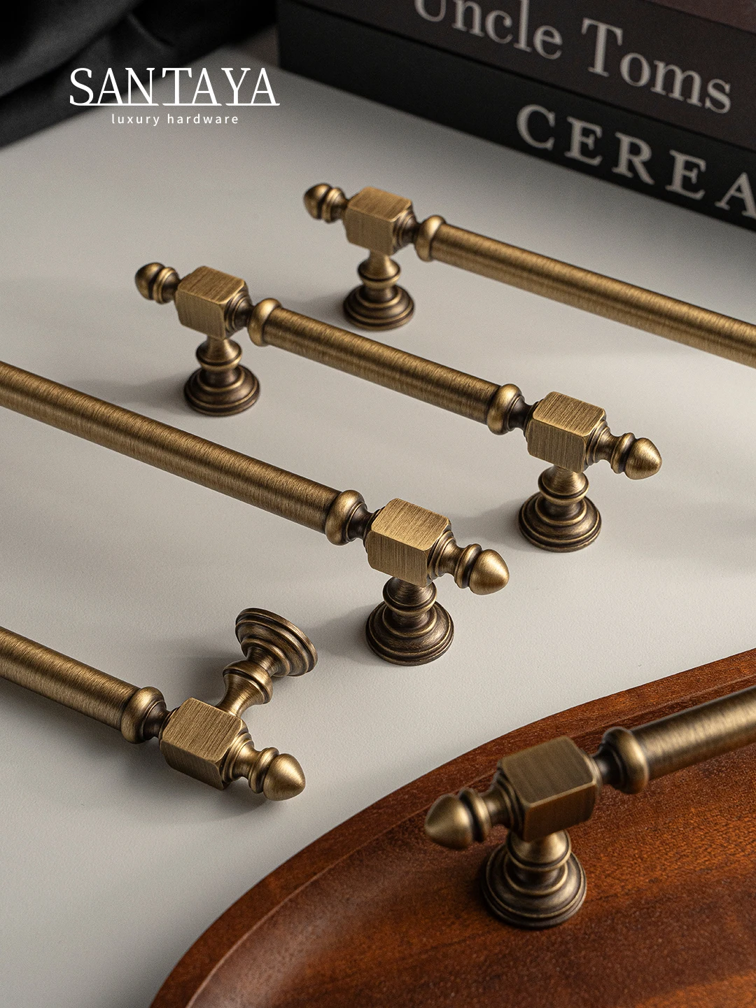 Santaya มือจับทองเหลืองโบราณแบบแข็ง ดีไซน์ค้อน มือจับตู้ครัว ลูกบิดลิ้นชักตู้เสื้อผ้า มือจับเฟอร์นิเจอร์สีบรอนซ์ 1