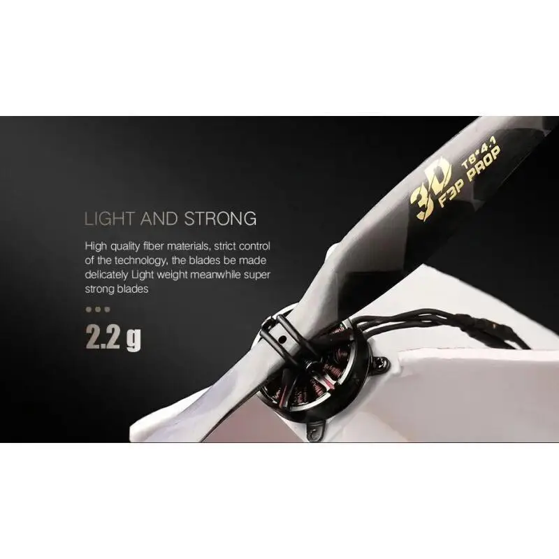 Hélice T-MOTOR FS8x4.1 en fibre de carbone, posée sur fond blanc, reflets de lumière sur la surface brillante.