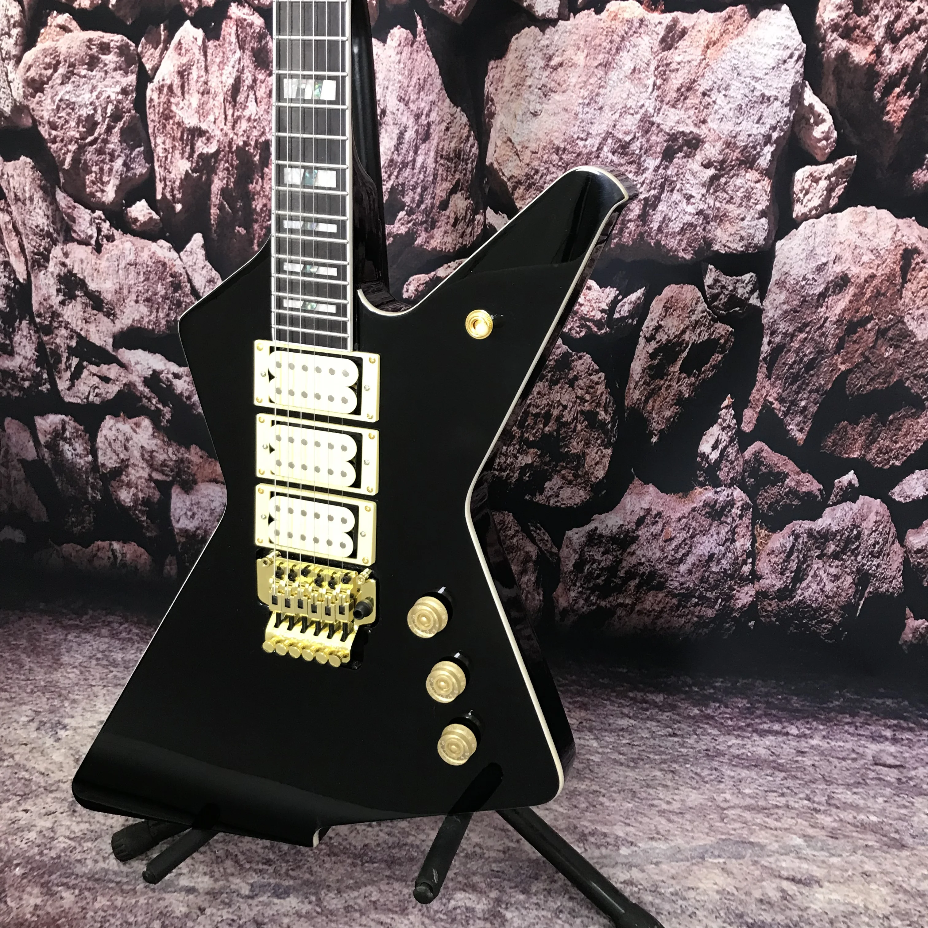 Factory customization electric guitar 3 pickups tremolo system High quality guitar Free delivery