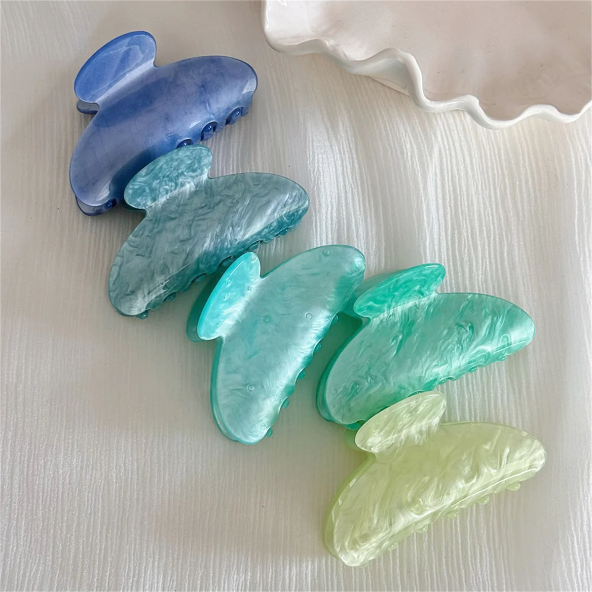 Neue Acryl Haar klaue mittelgroße frische hellblaue grüne Farbe Hai Clip Haars pangen greifen Frauen Haarschmuck