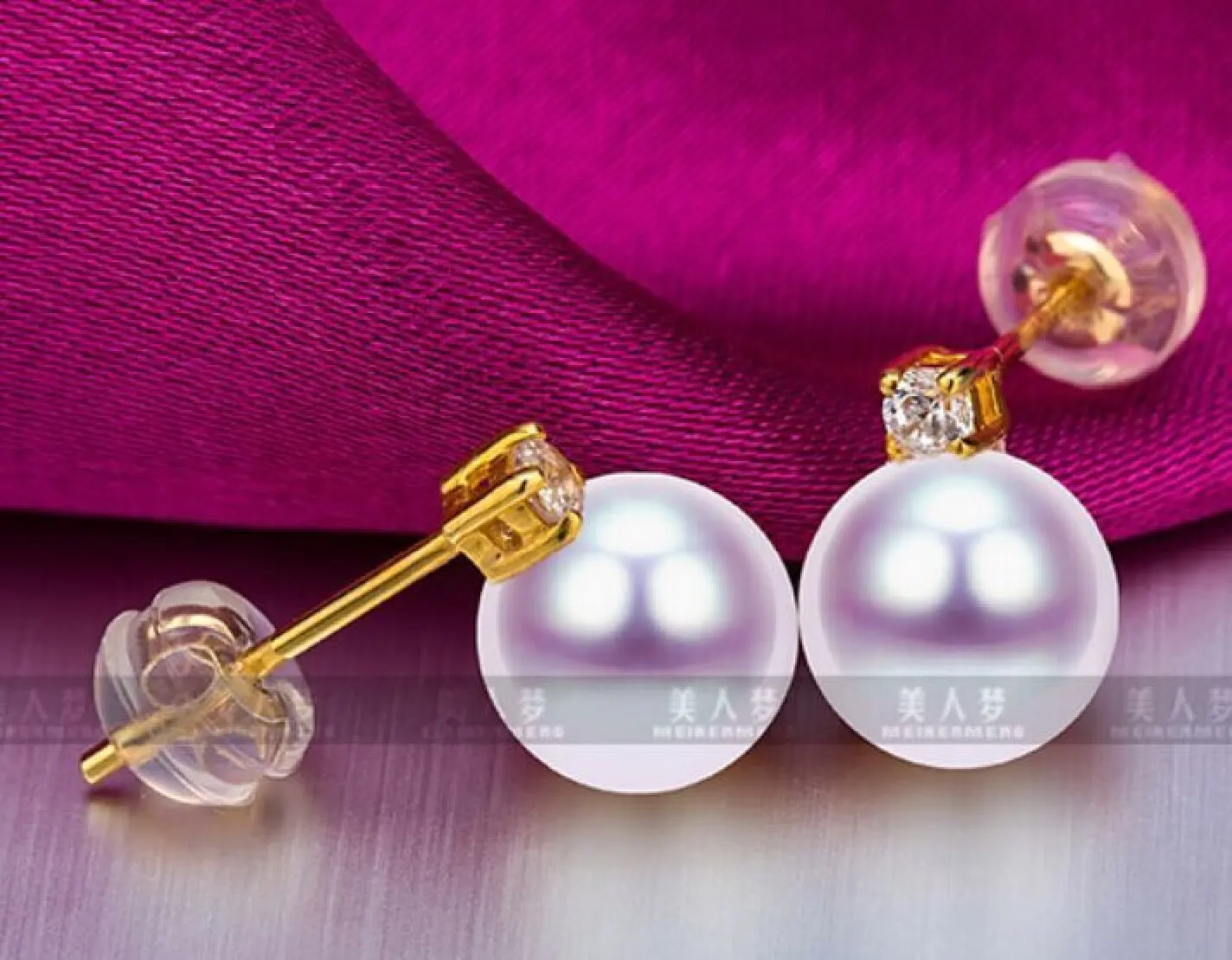 

a pair of gorgeous natural 9-10mm south sea White pearl earrings 18