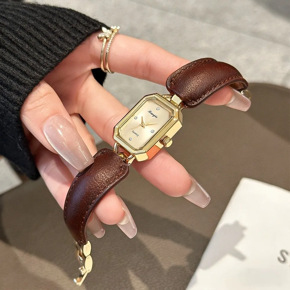 Elegant Women's Minimalist Leather Strap Quartz Watch - Water Resistant