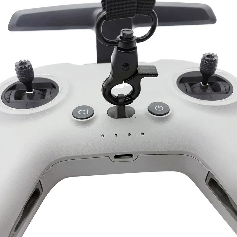 Achetez une sangle de cou pour radiocommande DJI Phantom, portée par un utilisateur, montrant la liberté de mouvement.