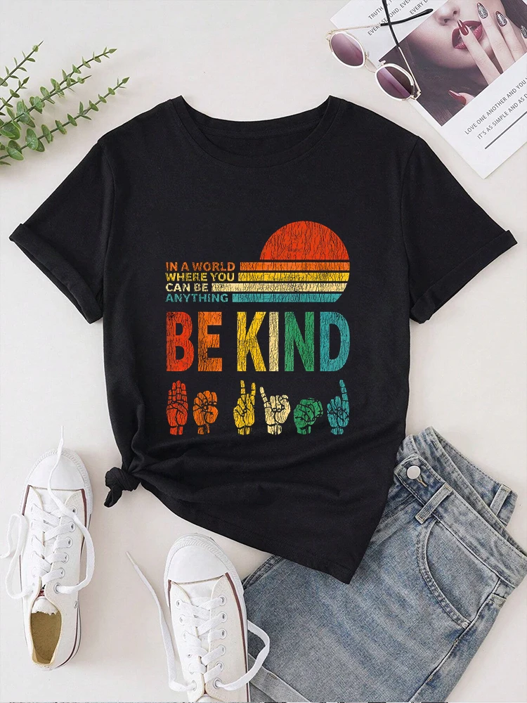 

In a world where you can be anything be kind retro sunset vintage Tee Tops Printed O-neck Casual T-shirt Women's Clothing
