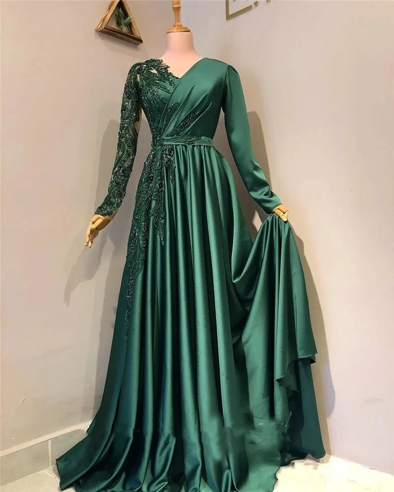 

Elegant Green Satin A-Line Dubai Arabic Evening Dresses Glitter Long Sleeves Pleats V Neck Formal Prom Gowns Vestido de noche