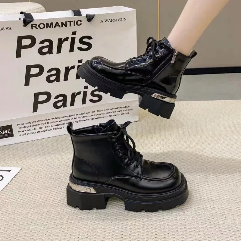 

Женские ботинки с перекрестной шнуровкой, повседневные ботильоны с металлическим украшением, с круглым носком, 2023