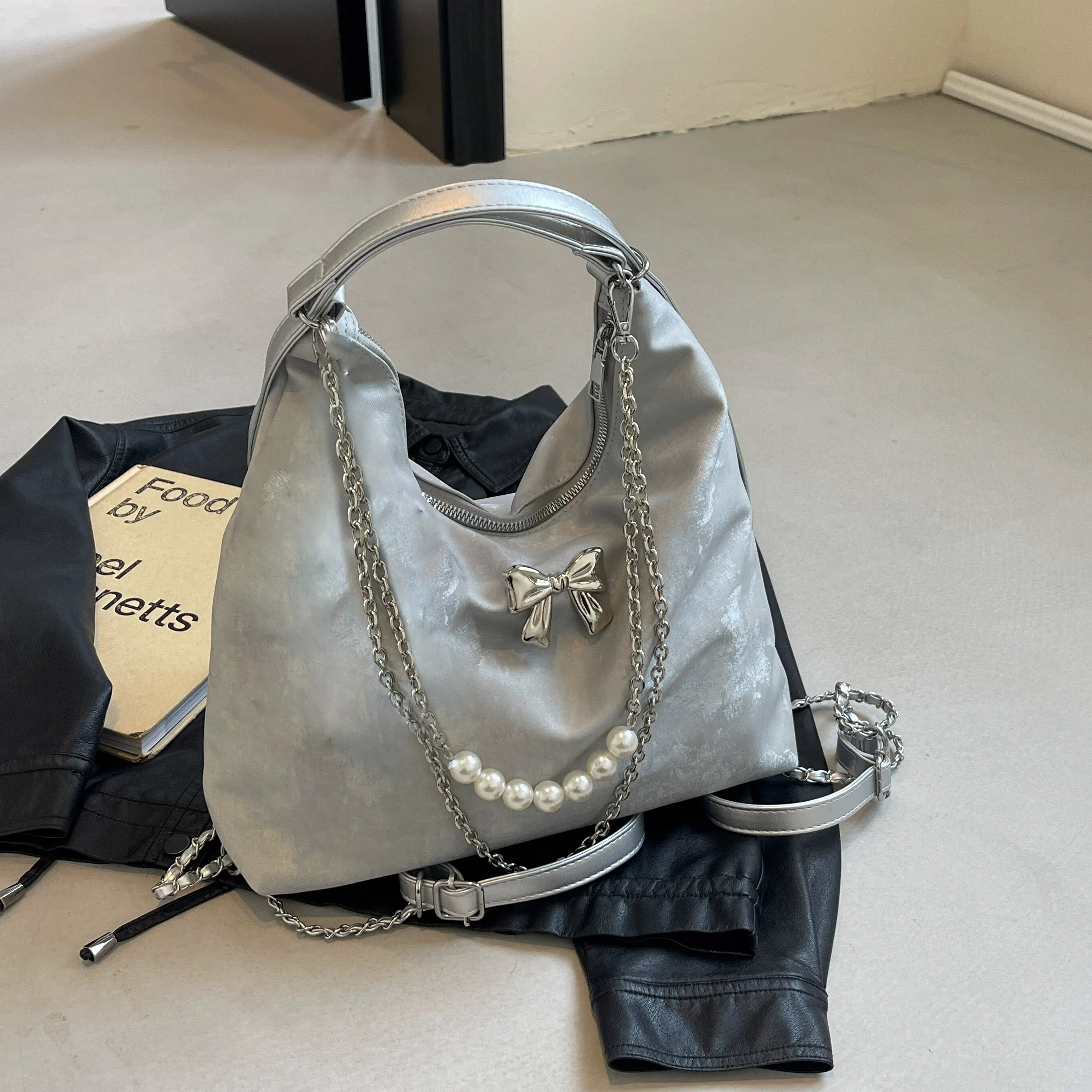 Elegant Silver Large-Capacity Tote Bag with Chain Strap - Perfect