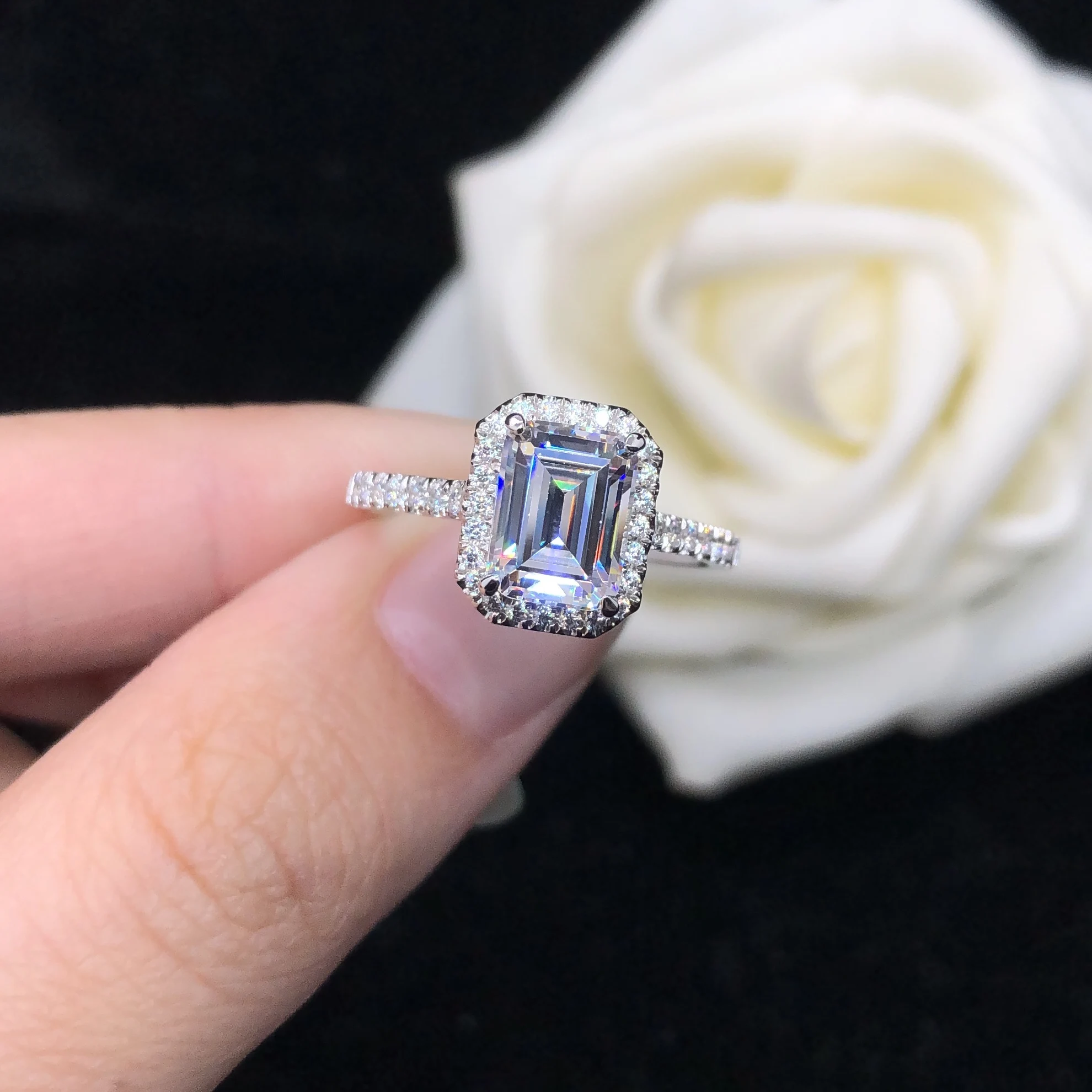 

14K White Gold Au585 2Ct Emerald Cut vfpn Diamond Women Wedding Ring Trendy Design Lovely Bridal Jewelry R113