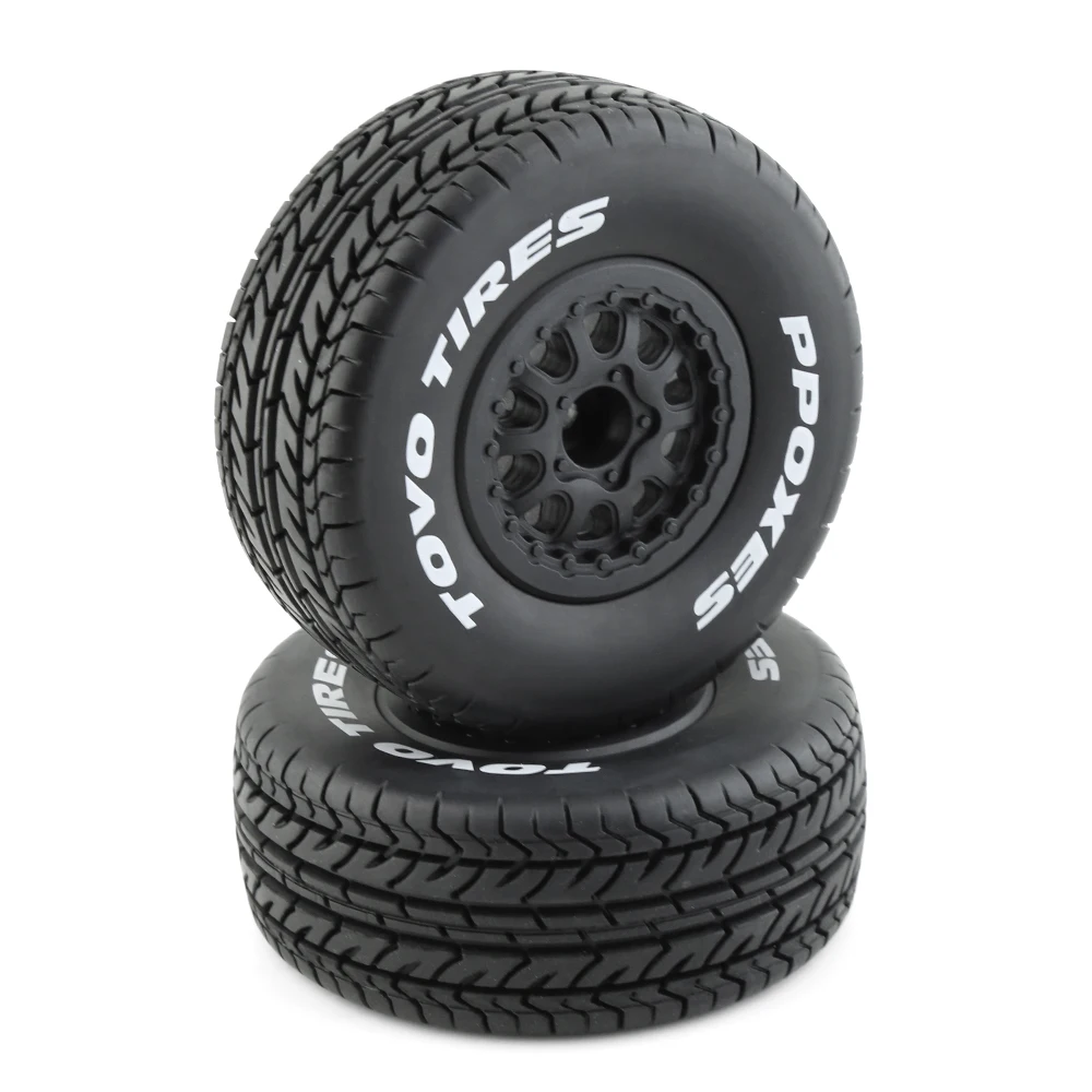 Pneus de camion RC 1/10 tout terrain posés sur une surface rocheuse