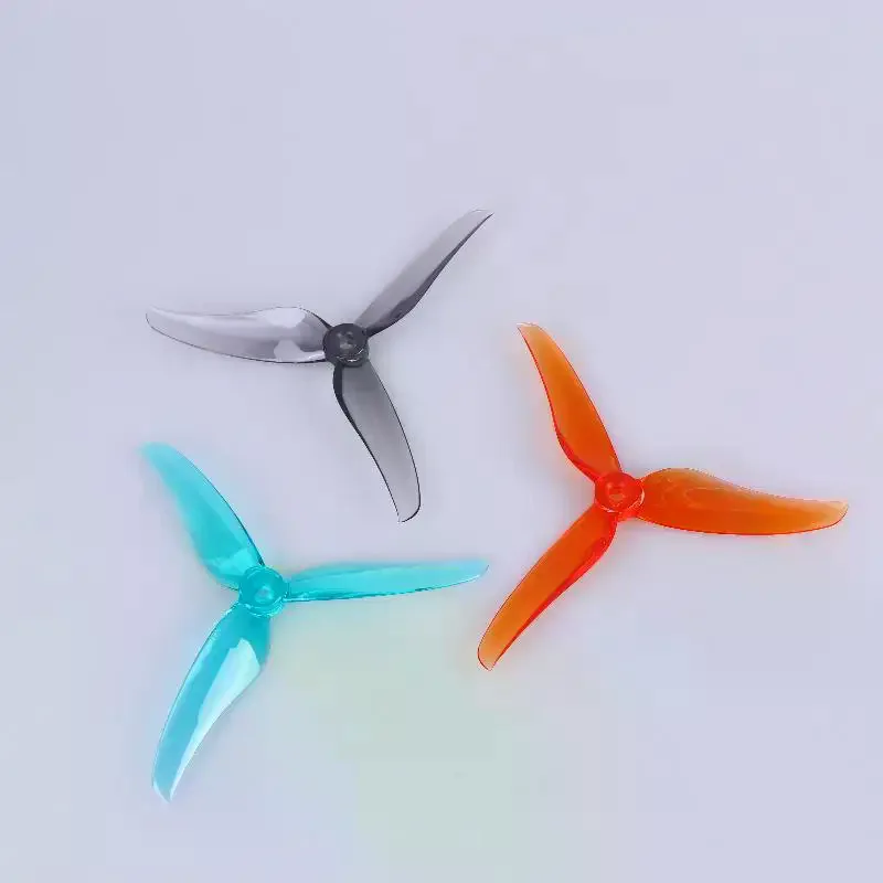Hélice T-motor T5146 3 pales 5 pouces CW CCW pour drone FPV, vue de côté avec les pales inclinées.