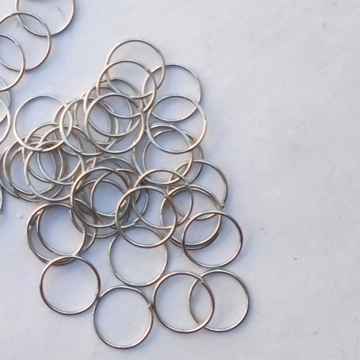 100Pcs 나무 달 모양 조각과 금속 와이어 링 키트 DIY 사진 소품 생일 축제 크리스마스 웨딩 장식 공예