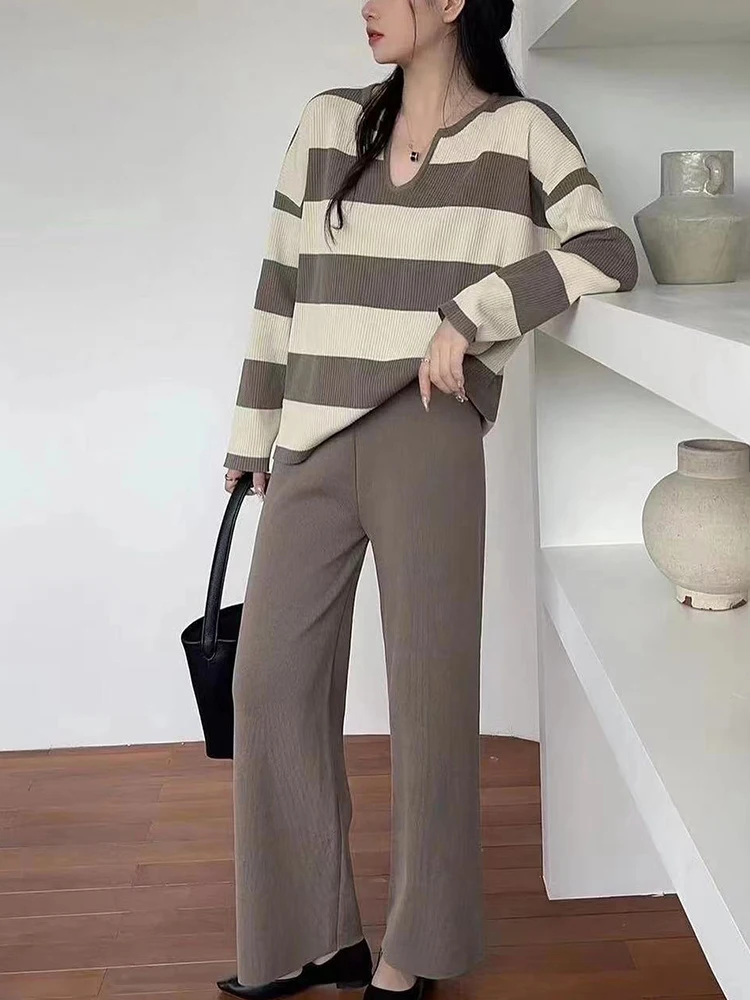 

Осень-зима 2023, контрастный свободный Трикотажный костюм в полоску с U-образным вырезом и повседневные трикотажные брюки с широкими штанинами, комплект из двух предметов для женщин, трикотажные костюмы в стиле ретро