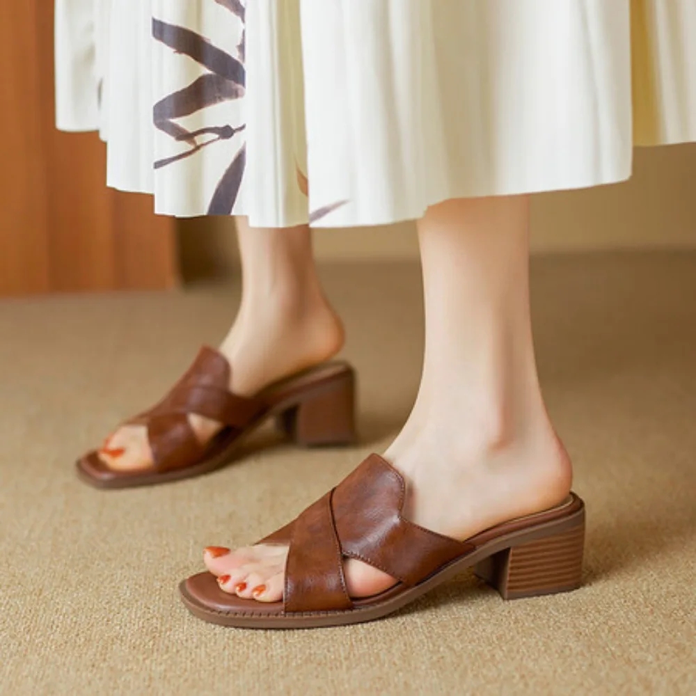 Wearing genuine leather sandals on the outside, summer new style, elegant high heels, retro and simple slippers